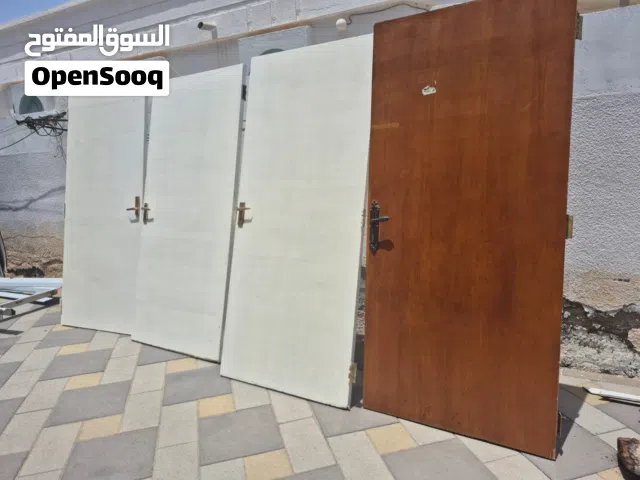 أبواب خشبيه مع كامل الملحقات
