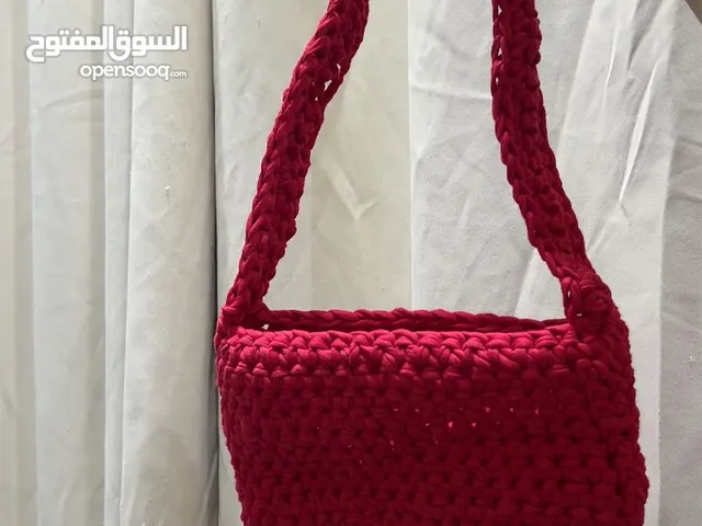 شنطة يد حمراء