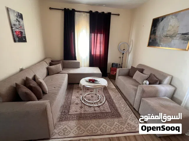 طقم كنب كورنر مكون من 8 مقاعد تفصيل ممتاز مع سجادة  في جلعد