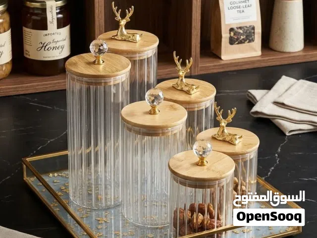 منظم مطبخ عصري يتكون من برطمانات زجاجية وصينية تقديم بتصميم يجمع بين الأناقة