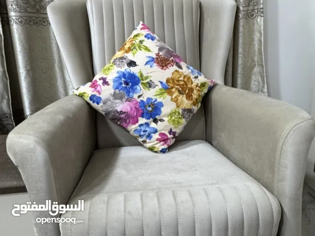 كرسي لون أوف وايت جدا نضيف عدد 2 سعر 150 ألف وبي مجال