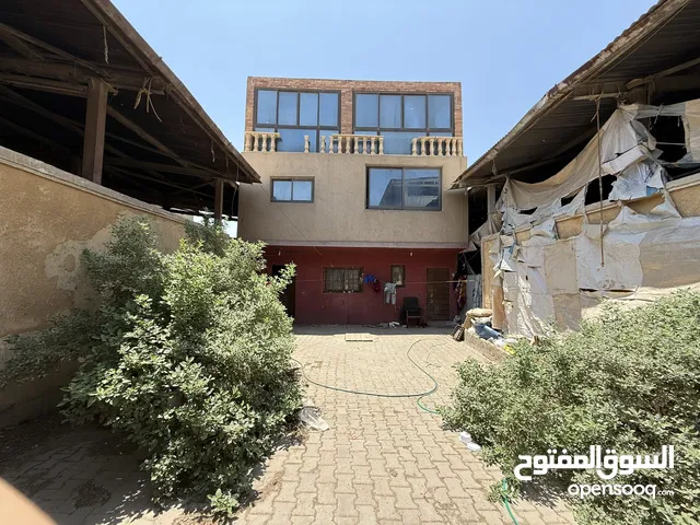 مبنى إداري + بكيات صالحة للتربية أو التخزين – فرصة مميزة للاستثمار