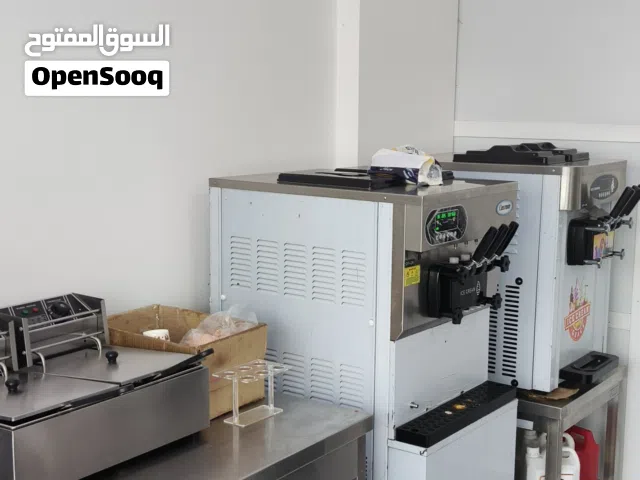 محل بيع عصاير و اسكريم الخبز