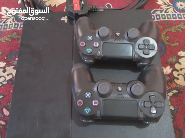 Playstation 4 بلاي استيشن 4 بحالة ممتازة للبيع في صنعاء مع اليدات الوكالة والسلوك وكل مايلزم