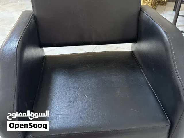 3كراسي جلد بحالة جيدة وتخت مساج  سعر الكرسي الواحد 60  سعر التخت 40  مجموع السعر 220