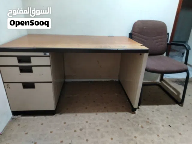 مكتب وكرسي