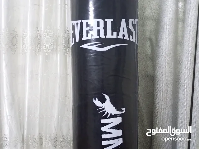 كيس ملاكمة للبيع بسعر مغري طولو 150 متر وخمسين سانتي ما فيه ولا نقر مستعمل بحالة جديد وزنو 60 كيلو