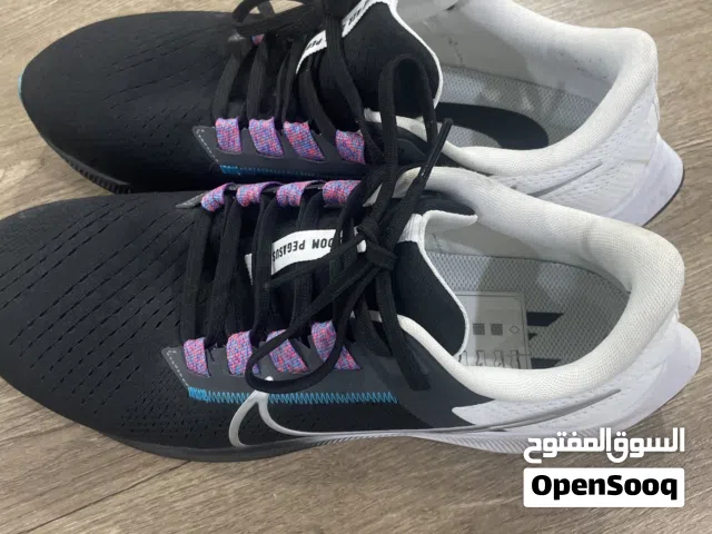 للبيع حذاء رياضي