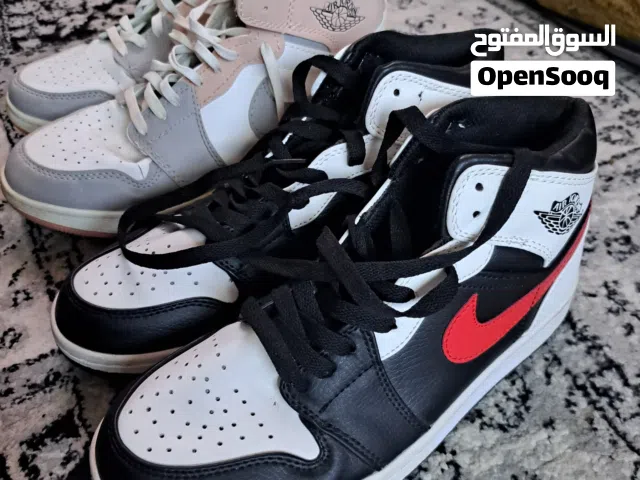 بوط رياضي عدد 2 الاسود جديد  الابيض مستعمل خفيف