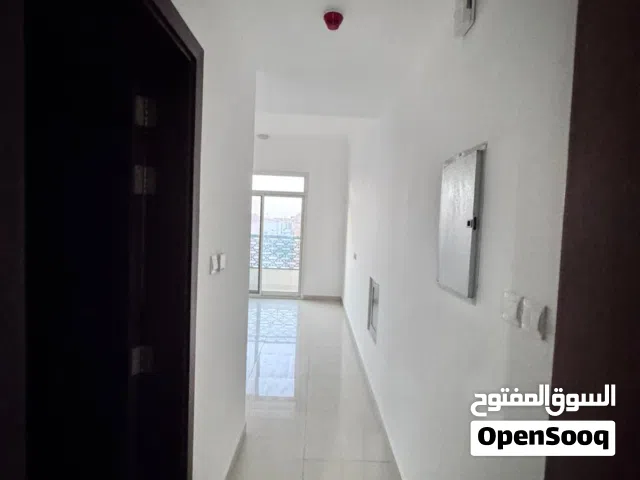 شقة غرفتين وصالة للإيجار في المويهات 3 عجمان  بلكونة  خزائن حائط  45,000 درهم   شقة غرفتين وصالة