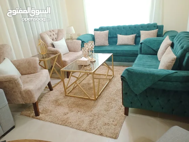 طقم كنب مستعمل بحاله جيده جدا للبيع  مع طقم طاولات ثلاث قطع