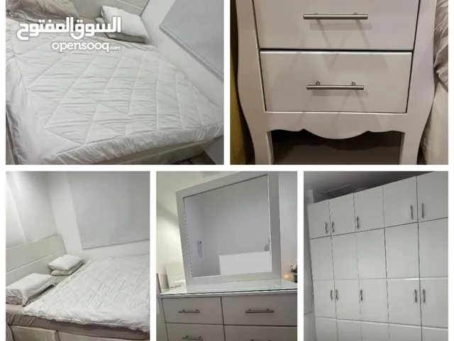 غرفة نوم كاملة مع سجادتين صغيرتين للبيع