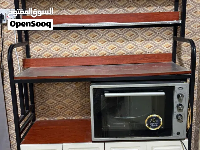 ميز مطبخ  توضع عليه الشياء مثل  فرن او اي شي  ول ميز بعده جديد وستعماله قليل  وبي مجال للطيبين