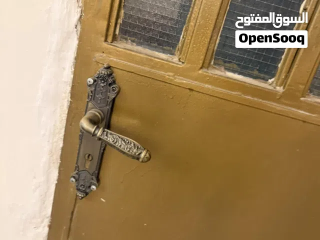 باب منزل حديد متين