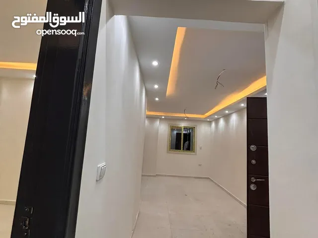 شقة فاضية بلاط حي خامس عقد أول مجاورة تانية