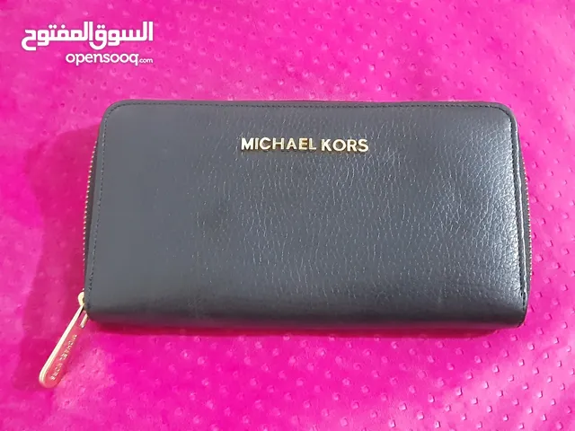محفظة نسائية براند مايكل كورس جديدة  استعمال بسيط جدا  لون اسود السعر 20 دينار اردني