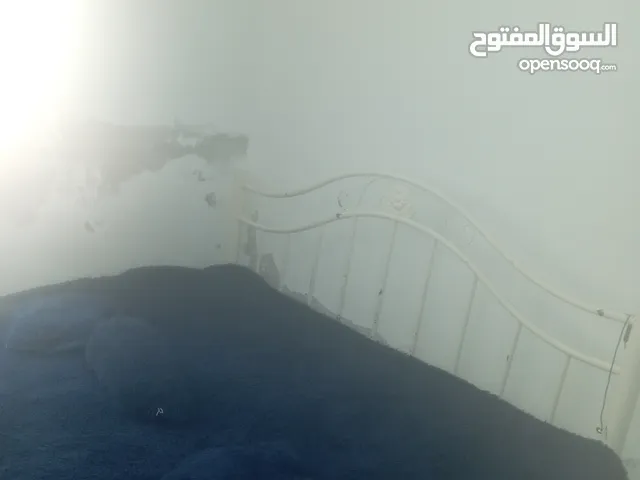 سرير حديد مجوز مع الفرشه وثلاجه دايو كبيره