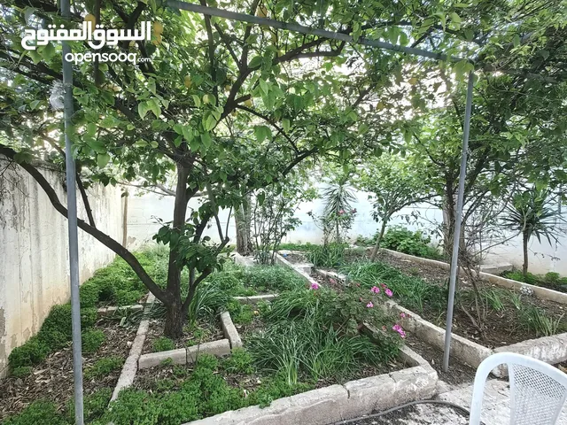 فيلا للبيع دوبلكس مع حديقه كبيره في ابو نصير خلف مركز صحي