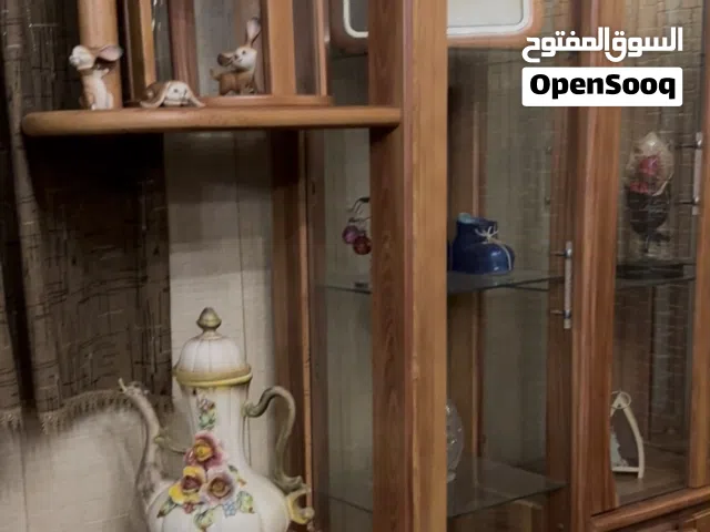 معرض تحف ، بشكل زاوية  خشب صاج ثلاث رفوف جام ومري نظيف اخو الجديد +  معرضين خوات يتشكلون مثل القاطع