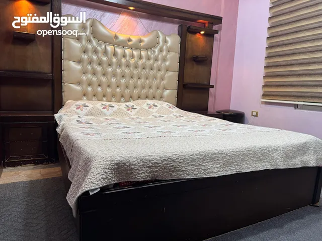 غرفة نوم زوجية باللون البيجي الفخم بتصميم عصري انيق
