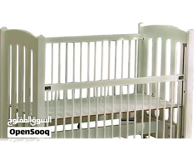 سرير أطفال صغير. A small baby bed.
