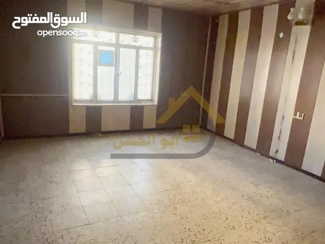 دار للايجار في منطقة حي صنعاء تجاري خلف مرطبات سمبلة بمساحة 250 متر.#23.