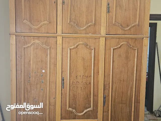 دولاب خشب طبيعي بحالة جيدة تم تركيب مفصلات جديدة ويحتاج لمقابض جديدة