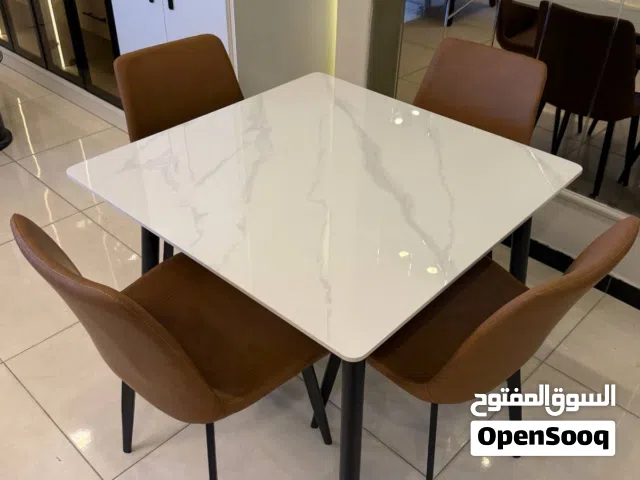 طاولة سفرة فخمة أربع كراسي أنيقة، - *لون عسلي يجذب الأنظار   لا تفوت الفرصة!* *واجهة بورسلان