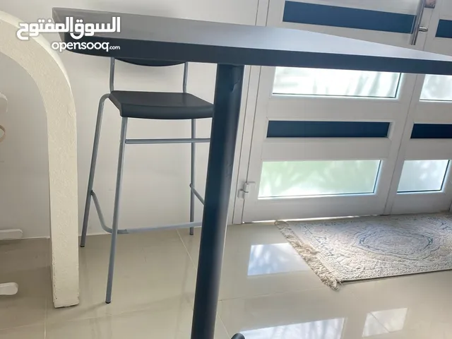 طاولة مرتفعة و كرسي