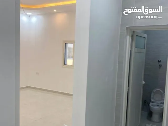 215 m2 5 Bedrooms Apartments for Rent in Al Madinah Shuran