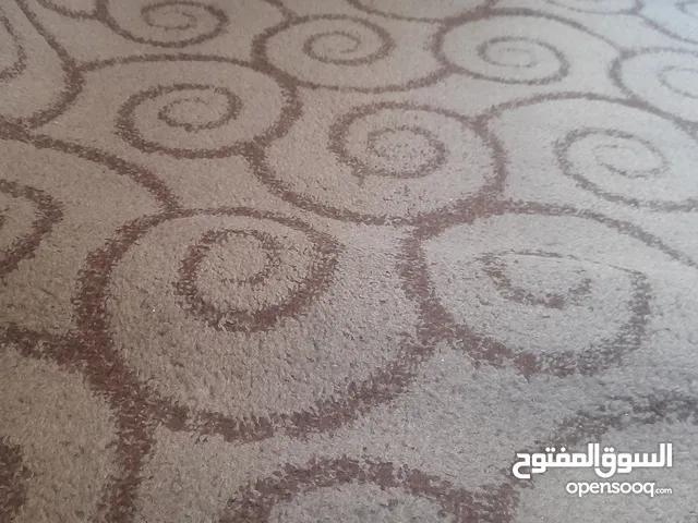 سجادة وموكيت لون بني وبيج بحالة نظيف جدا