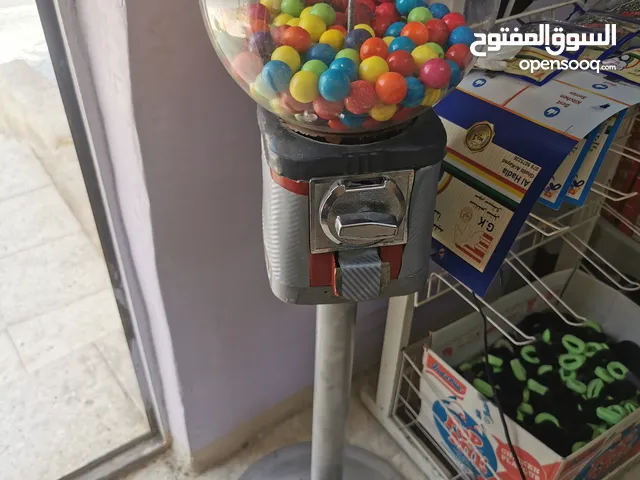 ماكينه علكه مع العلكه الي فيها حوالي 180 حبه او اكتر معها مفتاحها وشغاله لعدم التفرغ ابوعلندا