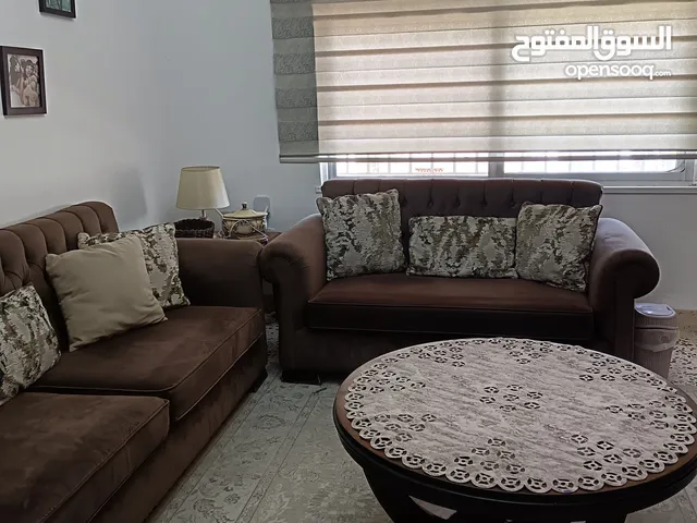 طقم كنب 6 مقاعد بحالة ممتازة للبيع 140 دينار