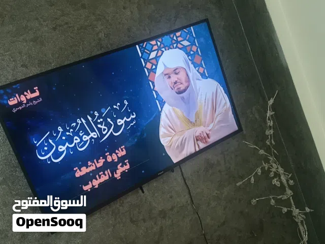 شاشه جي جارد 50 بوصه اسمارت صلاة النبي عنها فيها خط رفيع مش اماثر بالمره مع ريموت وقاعدة حيط