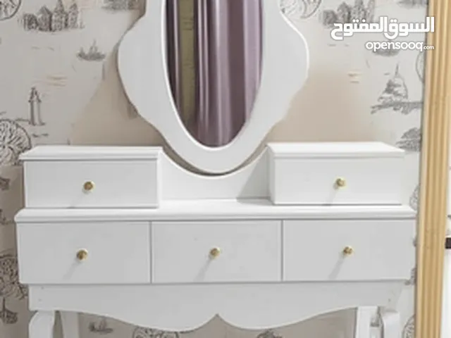 تسريحة بيضاء أنيقة مع مرآة للبيع في العين