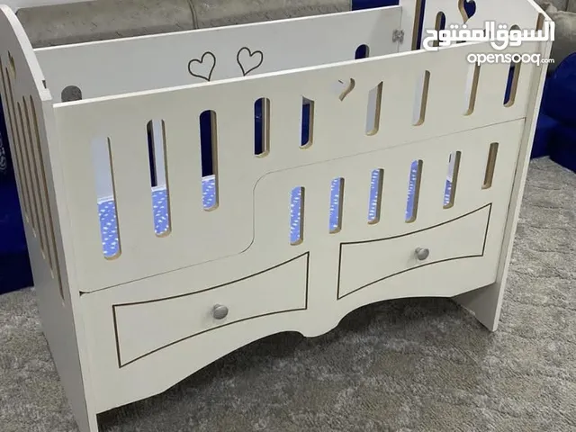 تخت بيبي لون ابيض بحال الوكاله