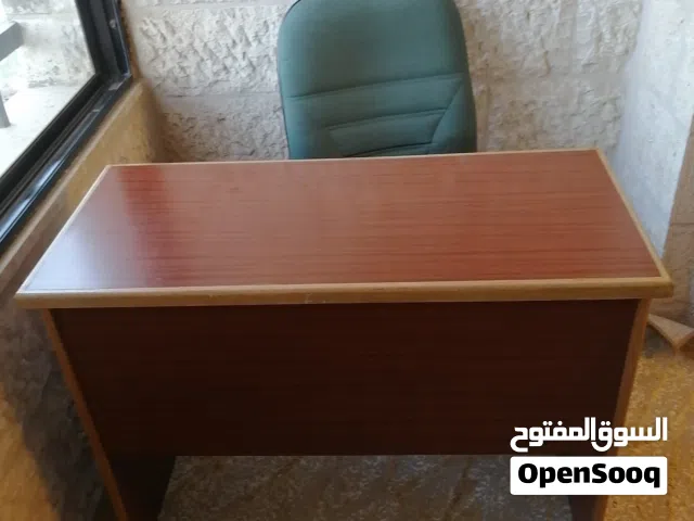 مكتب خشب / طاولة دراسة للبيع بحالة جيدة جداً،
