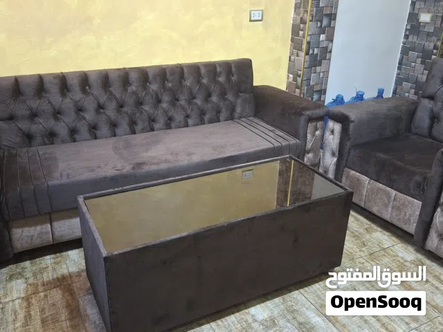صوفة وطاولة وكنبة