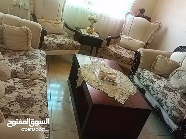 كنب تفصيل لون بيج فاتح للبيع