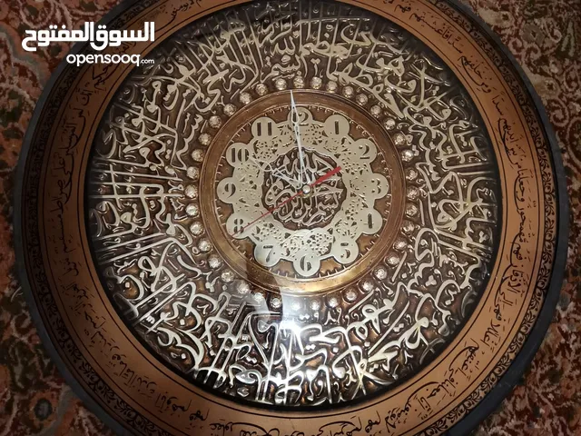 ساعة حائط قديمه نحاسيه، عليها آيات قرآنية، تعمل 100٪