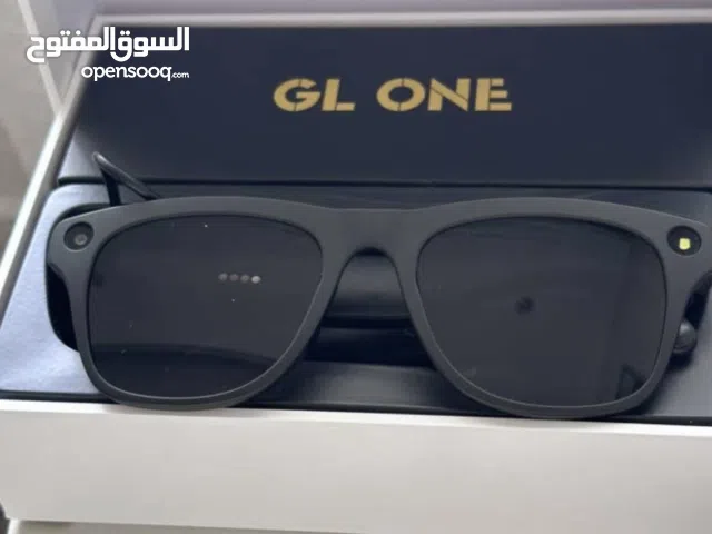 خوذة لون أبيض تنفتح بالوجه بحالة ممتازة ونظارة تصوير فيديو شمسية وشفافة