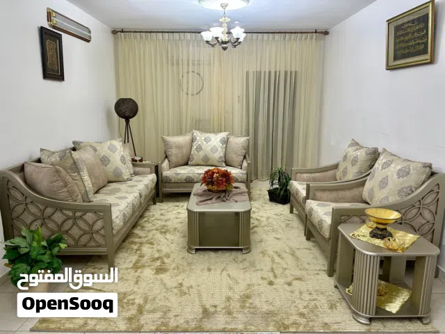 طقم كنب خشب زان تفضيل مع طاولاته والسجادة