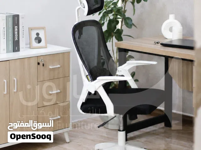 كرسي مكتب لون أسود وأبيض بظهر مرتفع شبكي ومريح قابل للامالة قابل للارتفاع والانخفاض مع مسند للرقبه