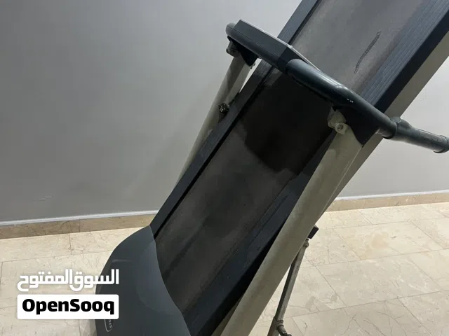 سير رياضي ب حاله ممتاز سهل التنقل وسلس ف استعمال يشيل فوق 100كيلو