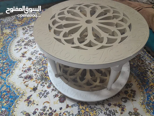 فرشتين مفرد ونص وطاوله وسط لون ابيض للبيع
