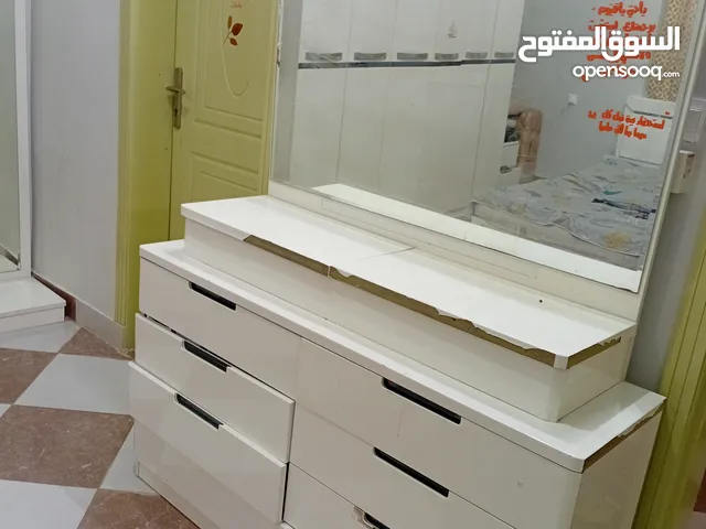 غرفة نوم تحتاج الى صيانة و جزامة و ماكينة اسكريم و مكتبة للبيع