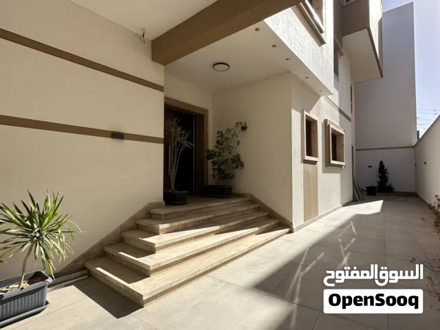 فيلا للبيع بتشطيب ممتاز في الحشان بالقرب من سوق عويطي