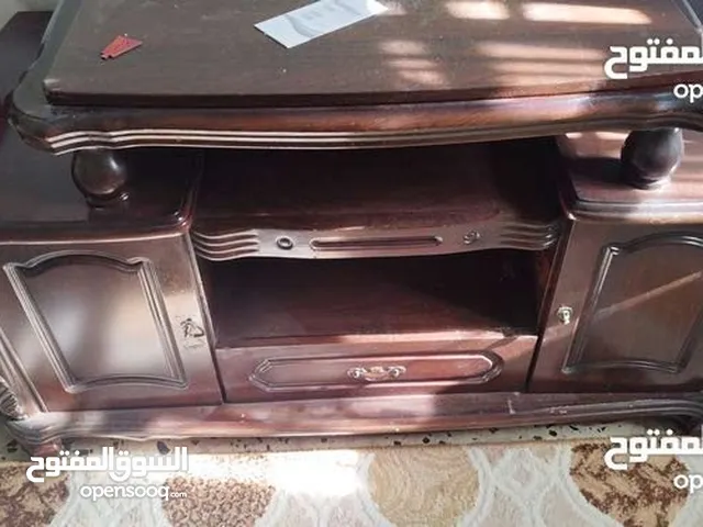 طاولة درج وزوز دولاب صغار بتاع تلفزيون وزينه وارفف