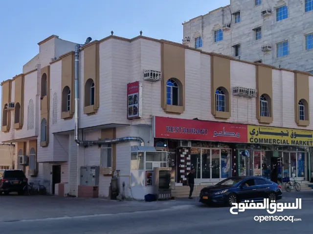 منزل دورين عبارة عن 3 شقق مستقلة ومحلين تجاريين