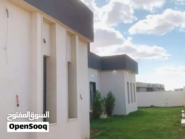 فيلا ارضيه الموقع القوارشه بعد البوابه علي اليسار شارع فندق الاجنحه وتخشلها من شارع الضمان الاجتماعي